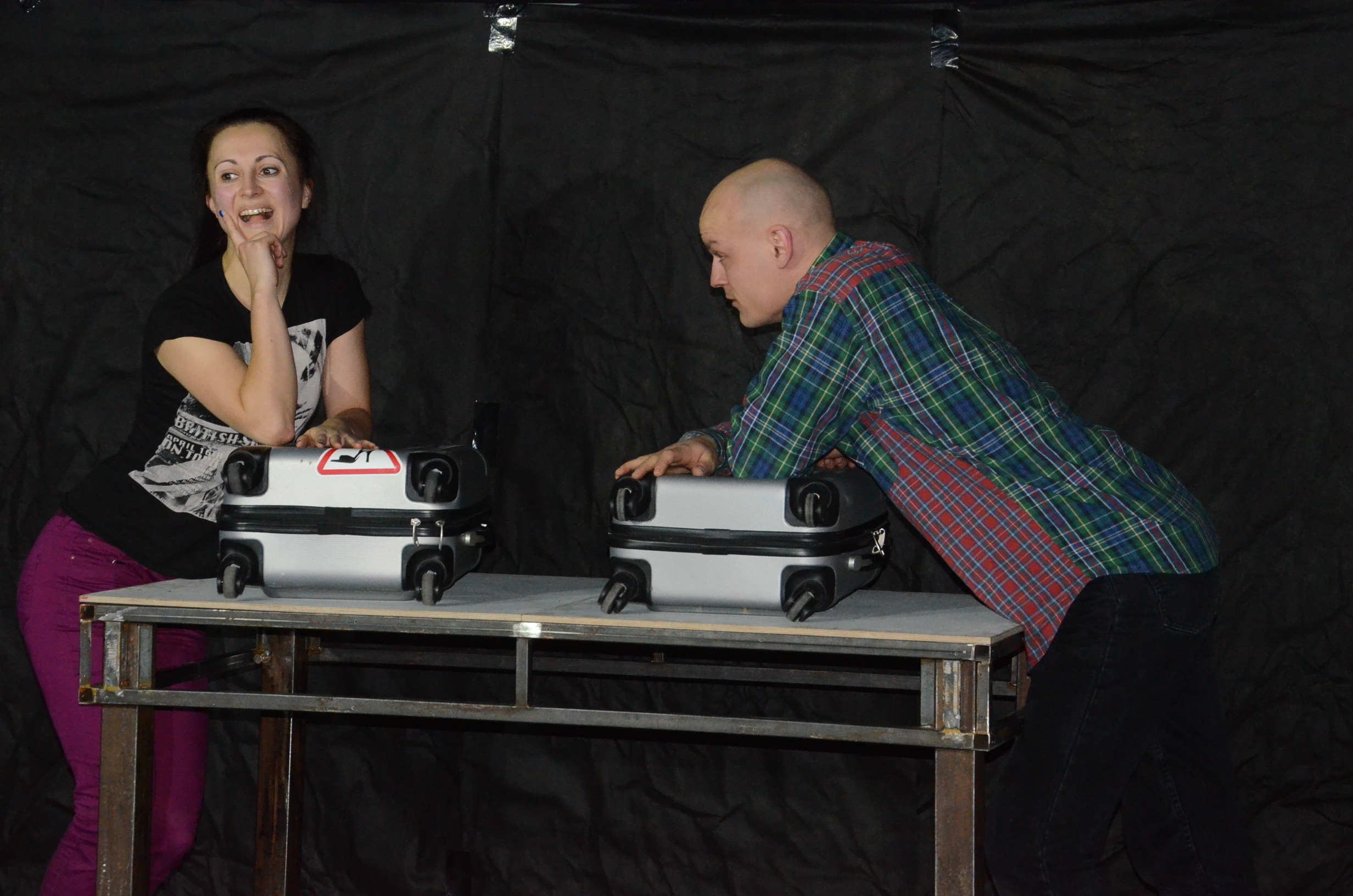 Anete Berķe un Kaspars Kārkliņš izrādē "Dērbijas vergi" // Foto – Uldis Dobelis